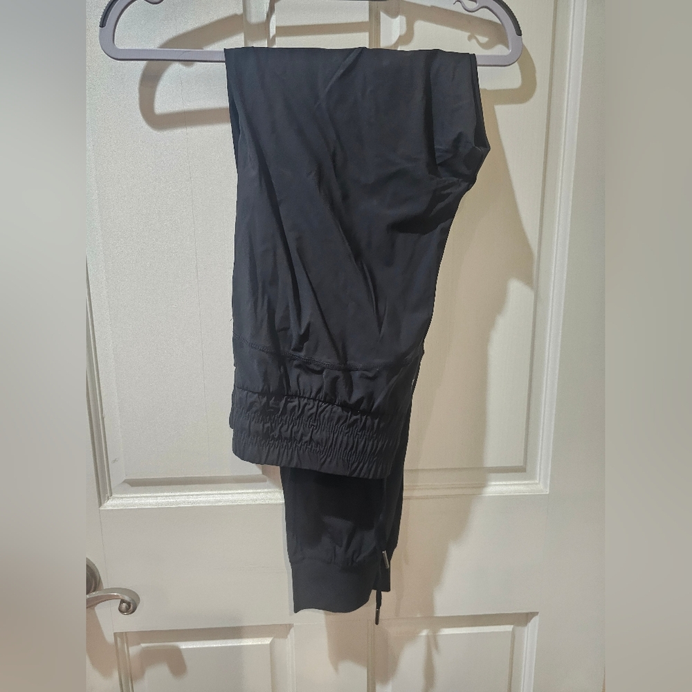 the women swift joggers